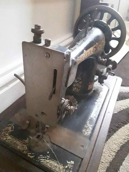 Photo of free Singer sewing machine needs TLC (Pl10 1es) #1