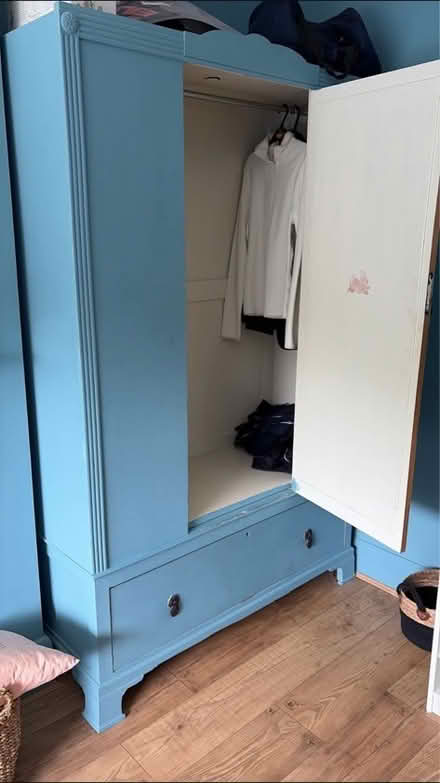 Photo of free Vintage shabby chic wardrobe/armoir (Westcliff-on-sea SS0) #4