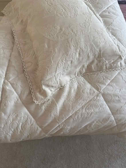 Photo of free Queen size bedspread (Welling da16) #1