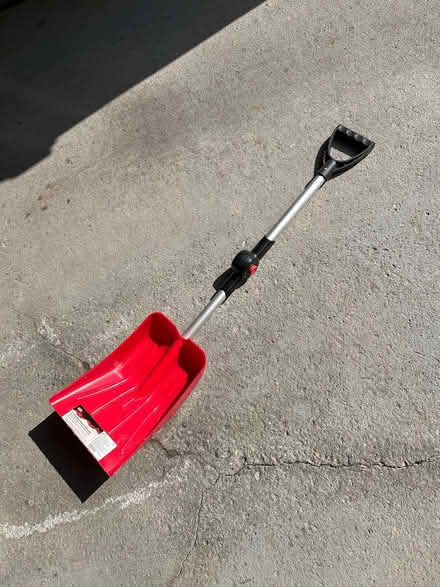 Photo of free Compact shovel (South Fallingbrook) #1