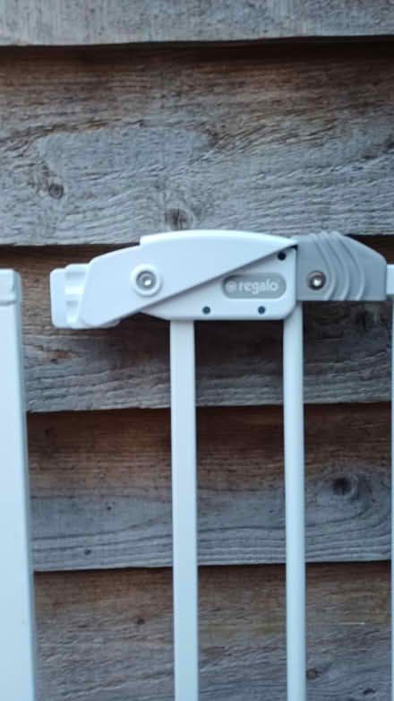 Photo of free White baby gate regalo (M19 1fq) #2