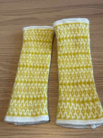 Photo of free Children’s fingerless gloves / wrist warmers (New Eltham SE9) #2