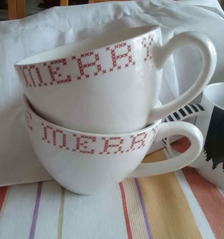 Photo of free 4 x Christmas Mugs very good condition (Purley on Thames RG31) #2