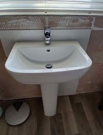 Photo of free White pedestal basin with tap (Ewloe CH5) #1