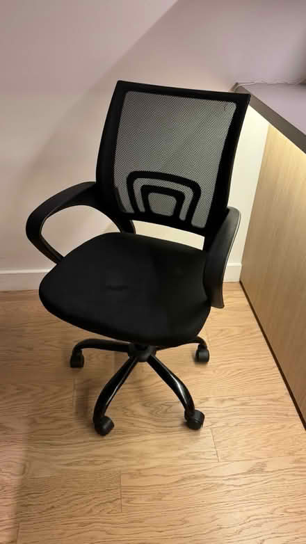 Photo of free Desk chair (Greenpoint) #1