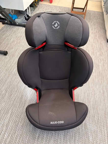 Photo of free 2 x Maxi Cosi Rodifix Car Seats (15-36 kg child weight) (Hersham KT12) #2