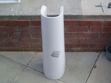 Photo of free White Modern Single Hole Basin & Pedestal with Mixer Tap (Yateley GU46) #3