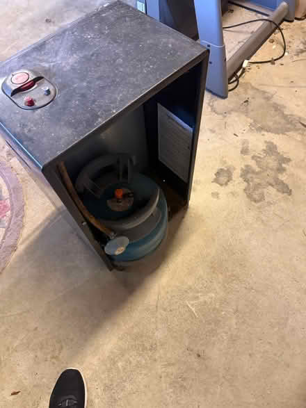 Photo of free DeLonghi gas heater (Charlton Kings GL53) #2
