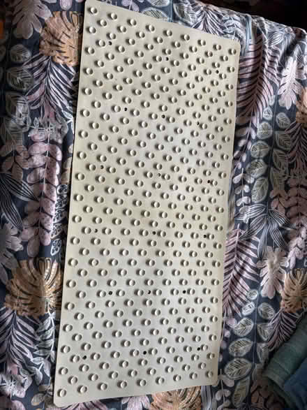 Photo of free Non slip bath mat (Dean Court OX2) #2