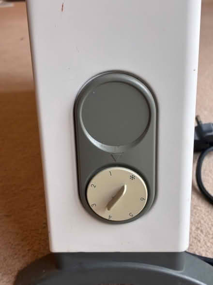 Photo of free De'Longhi thermostatic electric convector heater (Great Boughton CH3) #2