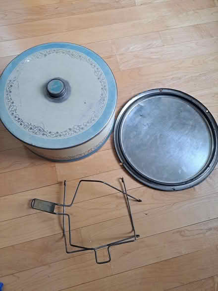 Photo of free Vintage cake carrier (winnetka) #2