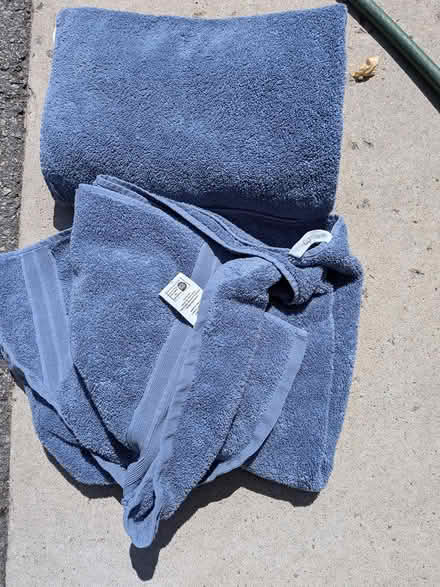 Photo of free bath towels not used (Montreal road and St Laurent) #1