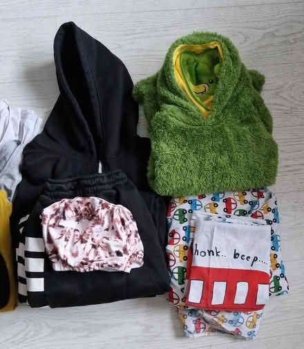 Photo of free Bundle of clothing and bed linen (South Norwood SE25) #1