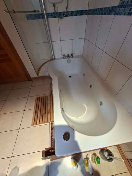Photo of free bathtub with 6 jets (River Severn WR9) #1