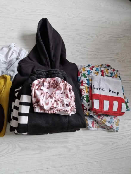 Photo of free Bundle of clothing and bed linen (South Norwood SE25) #3