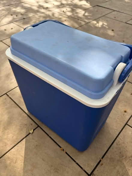Photo of free Cool box (LU7 Near plantation road) #1