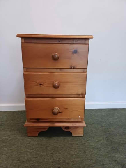 Photo of free Various: table and chest (E9 Hackney) #1
