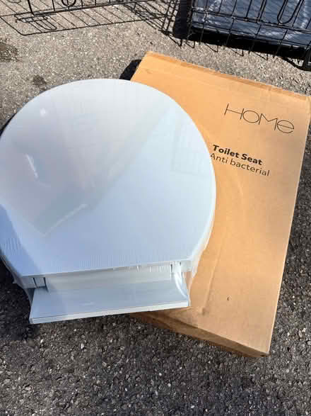 Photo of free White toilet seat - brand new (Adeyfield HP2) #1