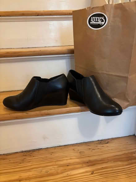 Photo of free Vionic women’s shoes size 7.5 (Regent Square) #2