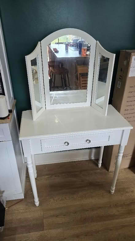 Photo of free White Vanity/Dresser (Addiscombe CR0) #1