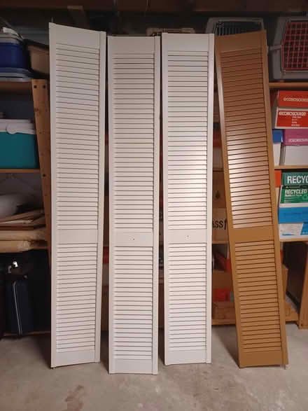 Photo of free Pair of bifold closet doors (Carlingwood) #1