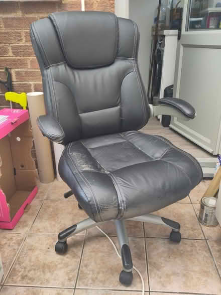 Photo of free Office Chair, worn but comfy (Princes Risborough HP27) #1