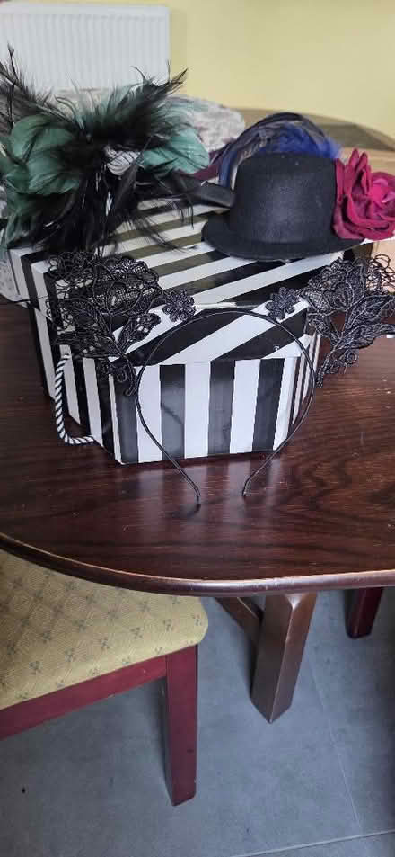 Photo of free Three Fascinators In Hat Box (Shipley BD18) #1