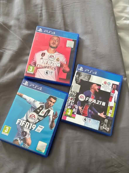 Photo of free FIFA bundle PS4 (Adeyfield HP2) #1