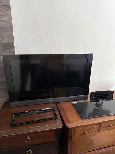 Photo of free 32” Sony Bravia TV (Greenhills G75) #1