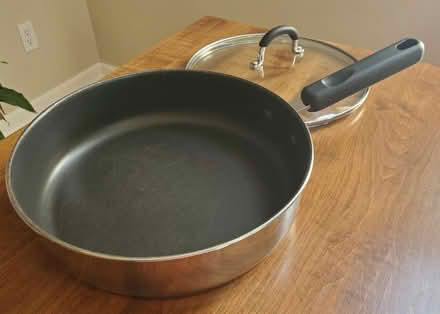 Photo of free 10" Non-Stick Sauté Pan w/Glass Lid (Mooney's Bay) #2