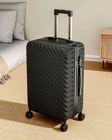 Photo of working wheeled suitcase (Ealing W3) #1