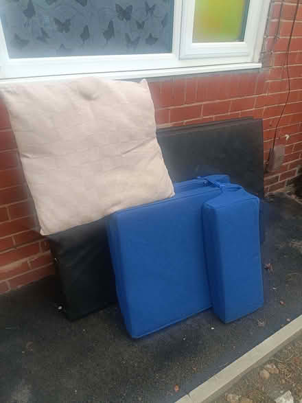 Photo of free Crash mats and mini sofa bed (Stretford Motorway Estate M32) #1