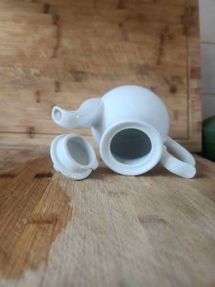 Photo of free Churchill Super Vitrified Hotelware Ceramic Teapot w/ Lid (Bagshot GU19) #2