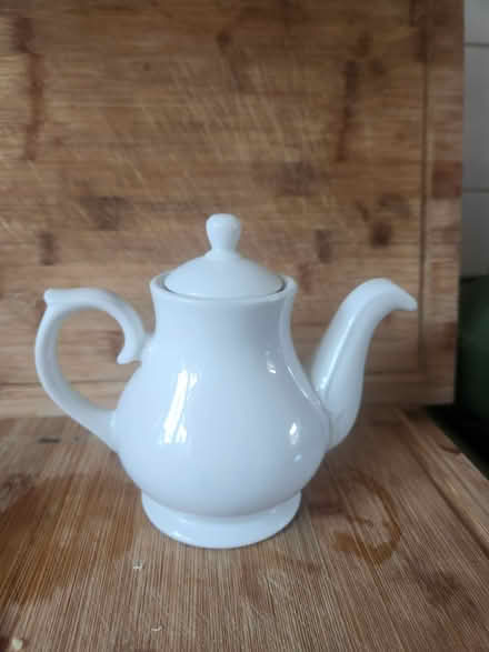 Photo of free Churchill Super Vitrified Hotelware Ceramic Teapot w/ Lid (Bagshot GU19) #3