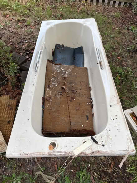 Photo of free Old bath, sink and toilet (Brumby DN16) #1