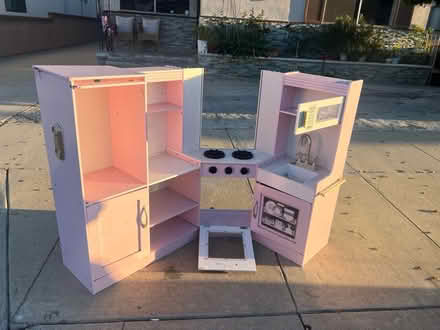 Photo of free CURB ALERT - kid’s “kitchen” (Hawthorne) #1