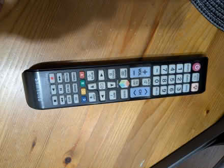 Photo of free Samsung UN32J5500 32" TV w/ Remote (Wakefield, The Bronx) #3