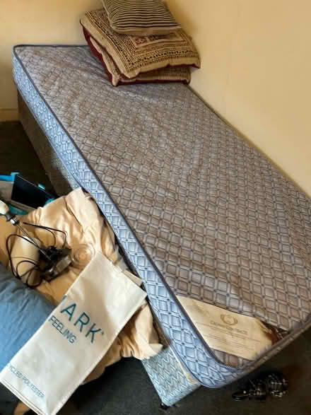 Photo of free Armchairs and single bed (Hawthorn CF37) #3