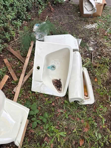 Photo of free Old bath, sink and toilet (Brumby DN16) #2