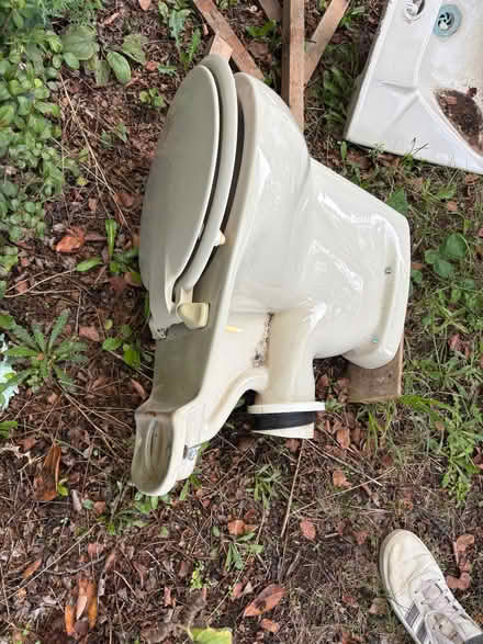 Photo of free Old bath, sink and toilet (Brumby DN16) #3