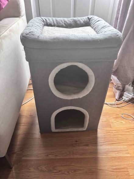 Photo of free Podium for felines (Wells BA5) #1