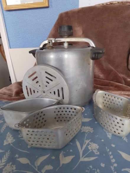 Photo of free Mincer and pressure cooker (Whoberley CV5) #1