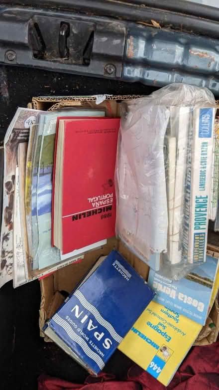 Photo of free French Maps Spanish + guide books (To be arranged) #1