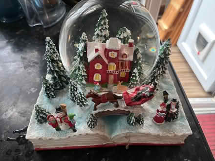 Photo of free Christmas snow globe (Woodside CR0) #1