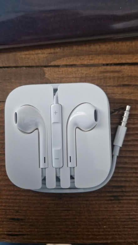 Photo of free Apple wired headphones (Central Leamington Spa CV31) #1