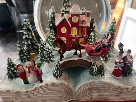 Photo of free Christmas snow globe (Woodside CR0) #2