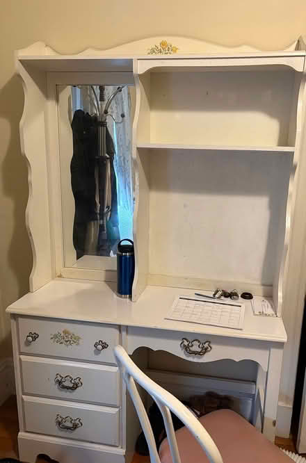 Photo of free Desk with hutch (Belmont) #1