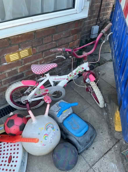 Photo of free Various kids cars and balls, others (Luton LU1) #4