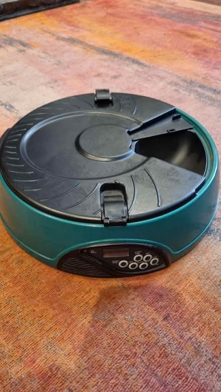 Photo of free Cat feeder (Irlams o th Height M6) #1