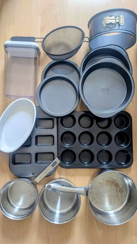 Photo of free PICKUP MONDAY/TUESDAY used pots, baking tins, kitchen goods (Loftus Road W12) #1